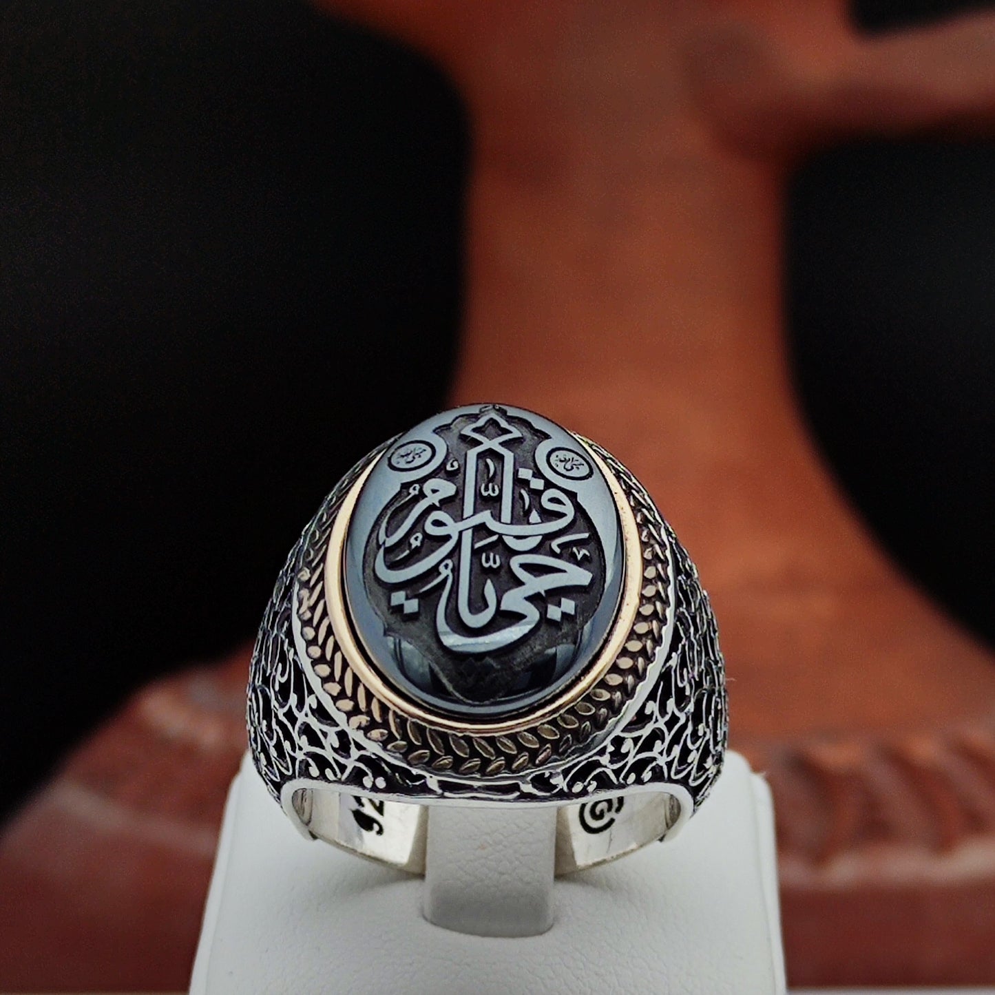Hematit Taşının üzerine Allah'ın isimleri, Ya Hayyum, Ya Kayyum işlenmiştir. 925 Ayar Gümüş Erkek Yüzüğü