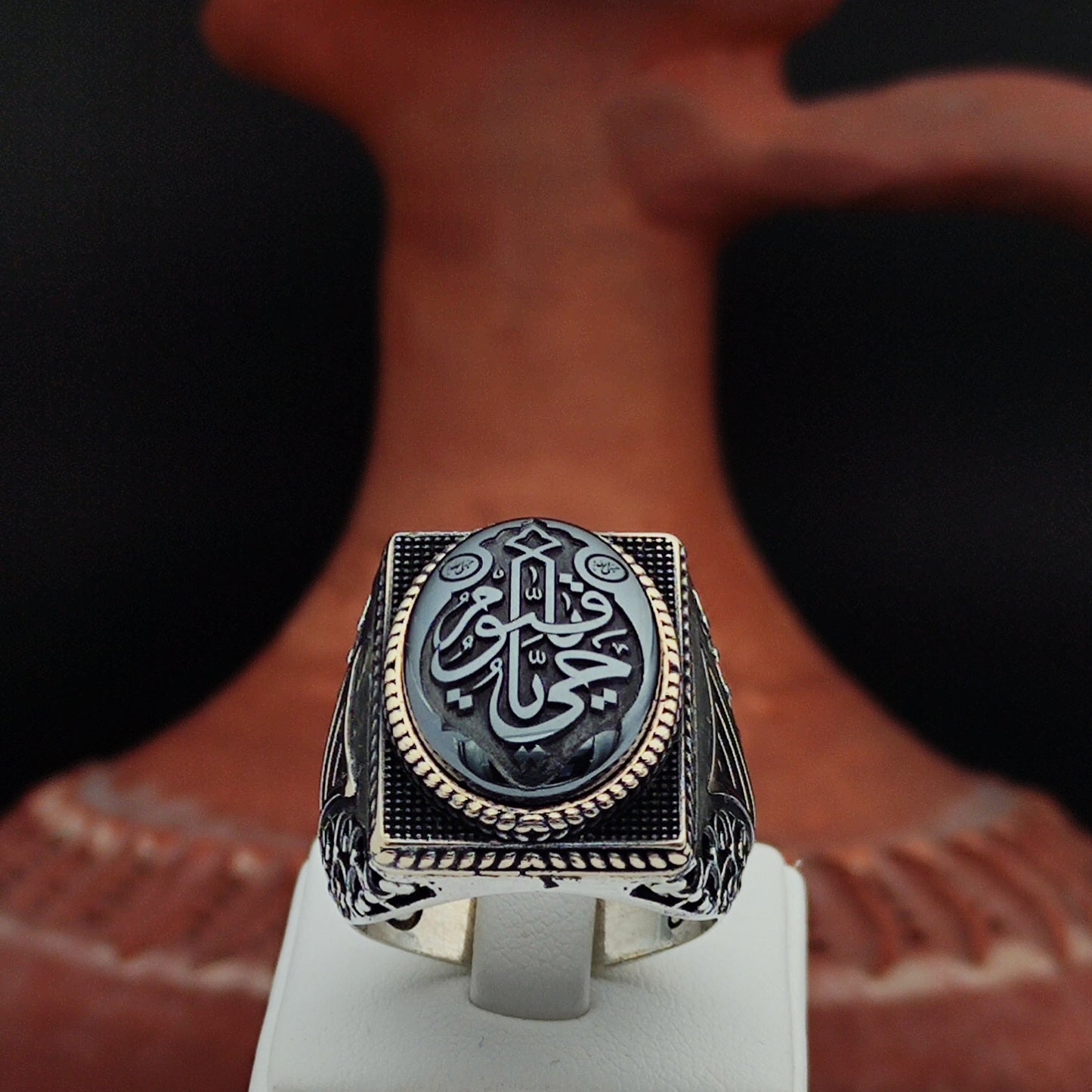 Hematit Taşının üzerine Allah'ın isimleri, Ya Hayyum, Ya Kayyum işlenmiştir. 925 Ayar Gümüş Erkek Yüzüğü